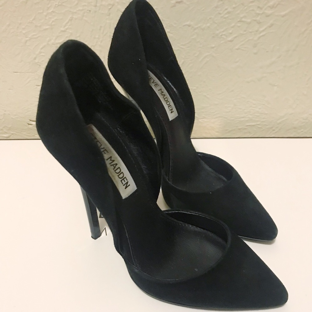 Black suede Steve Madden pumps